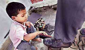 child labour, kid polishing shoes