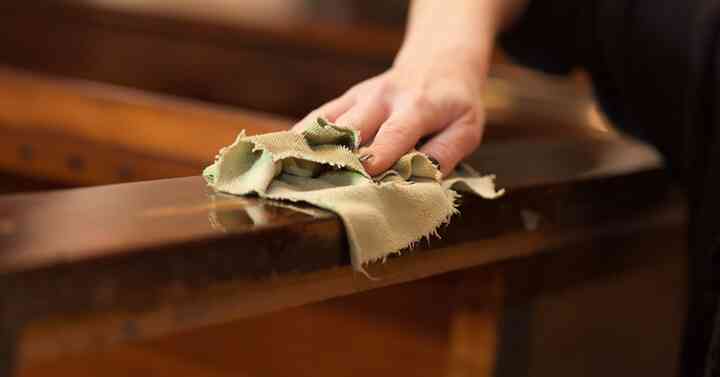 cleaning dust, table