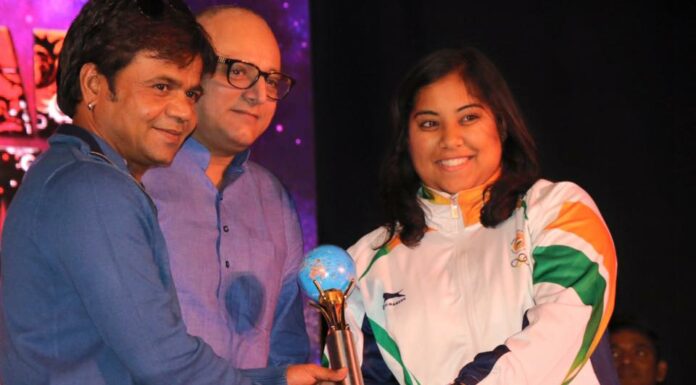 Richa gaur receiving MUMBAI GLOBAL AWARD by Actor Rajpal Yadav and Manoj Joshi