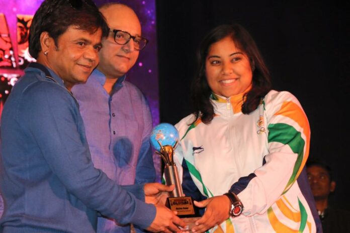Richa gaur receiving MUMBAI GLOBAL AWARD by Actor Rajpal Yadav and Manoj Joshi